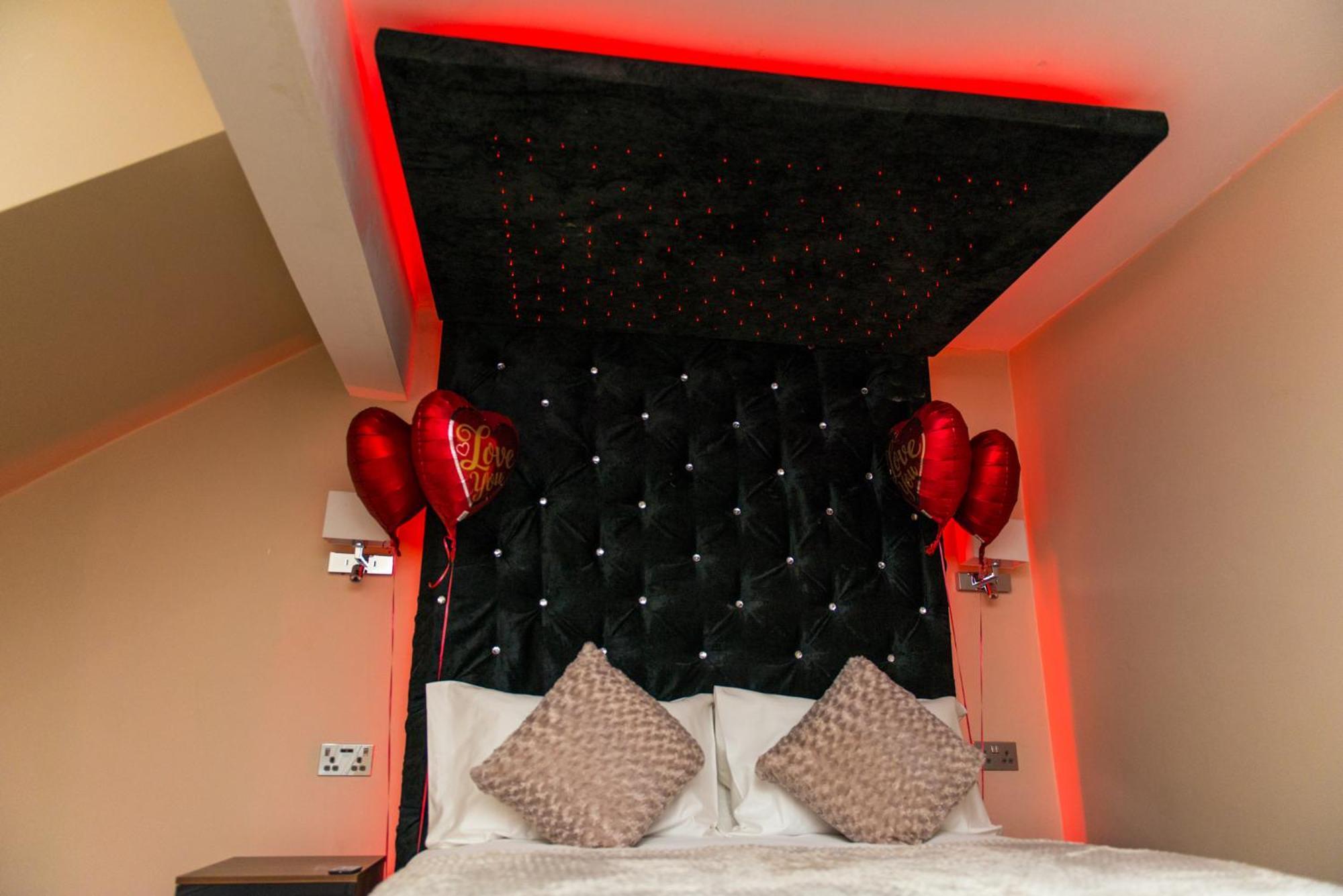 Aphrodite Suites Huddersfield Bilik gambar