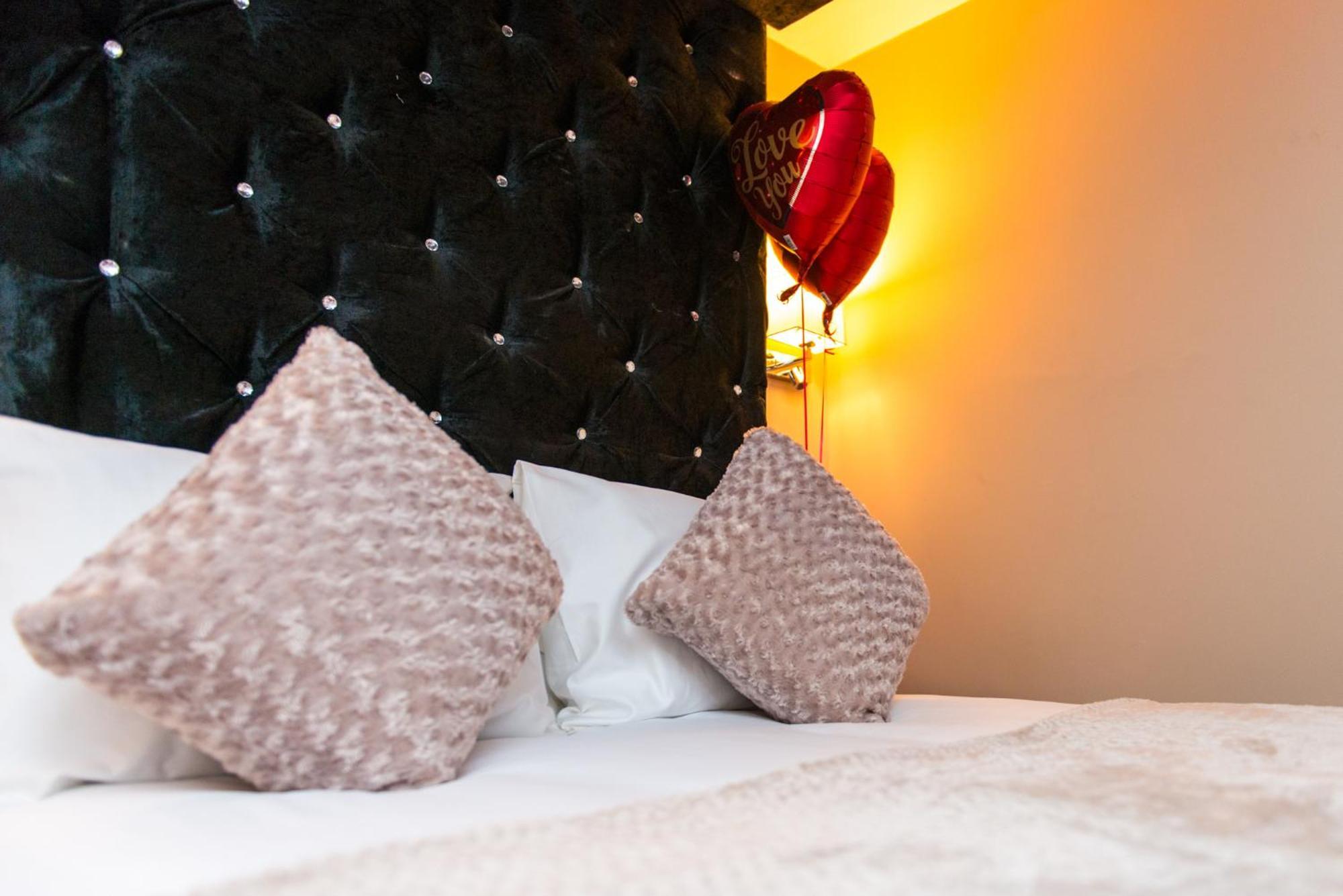 Aphrodite Suites Huddersfield Bilik gambar