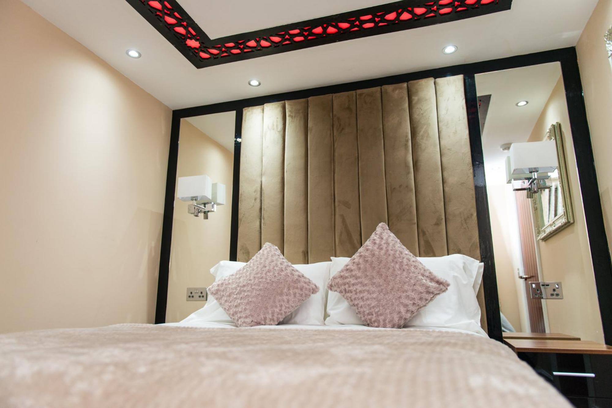 Aphrodite Suites Huddersfield Bilik gambar